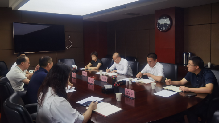 8月4日上午，甘肅藥業(yè)投資集團(tuán)有限公司黨委書(shū)記、董事長(zhǎng)周榮及副總經(jīng)理張世俊等一行4人前往甘肅省科技廳，拜會(huì)省科技廳黨組書(shū)記、廳長(zhǎng)張世榮。雙方圍繞整合中醫(yī)藥優(yōu)勢(shì)資源、強(qiáng)化創(chuàng)新聯(lián)合體建設(shè)、培育高層次創(chuàng)新創(chuàng)