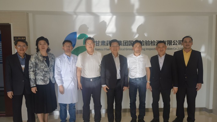 2023年8月21日下午，泰國(guó)衛(wèi)生部傳統(tǒng)和替代醫(yī)學(xué)司司長(zhǎng)王通財(cái)，泰國(guó)駐西安總領(lǐng)事館總領(lǐng)事韓美玲，泰國(guó)衛(wèi)生部傳統(tǒng)和替代醫(yī)學(xué)司副司長(zhǎng)特萬(wàn)，泰國(guó)傳統(tǒng)和替代醫(yī)學(xué)部顧問(wèn)文夢(mèng)賢，瓦納拉特納泰國(guó)傳統(tǒng)和替代醫(yī)學(xué)系替代